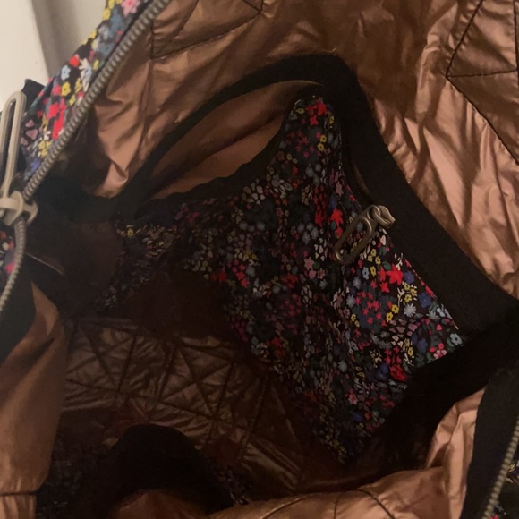 Lesportsac small duffle bag never used - Picture 3 of 4